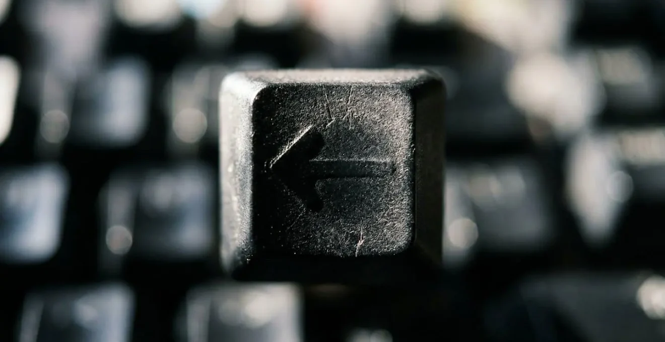 Gros plan macro sur une touche de clavier retour avec reflets lumineux dramatiques