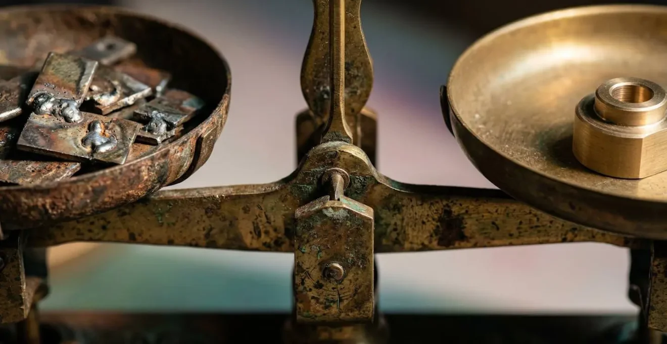 Balance symbolisant la décision entre patcher et réécrire un module technique